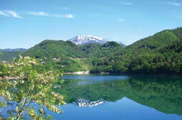 御嶽湖に映り込む、標高3,067mの御嶽山