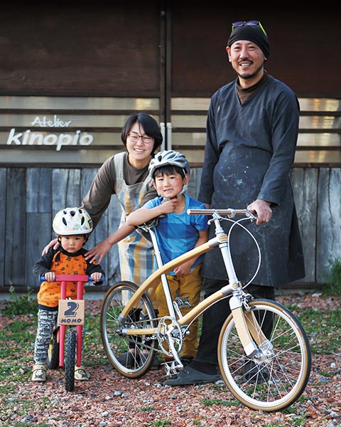 安田さんとご家族の皆さん。