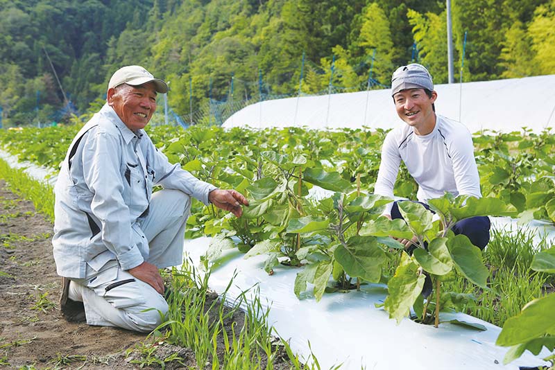 組合長の野竹正孝さん（左）と理事で種苗担当の板倉貴樹さん（右）