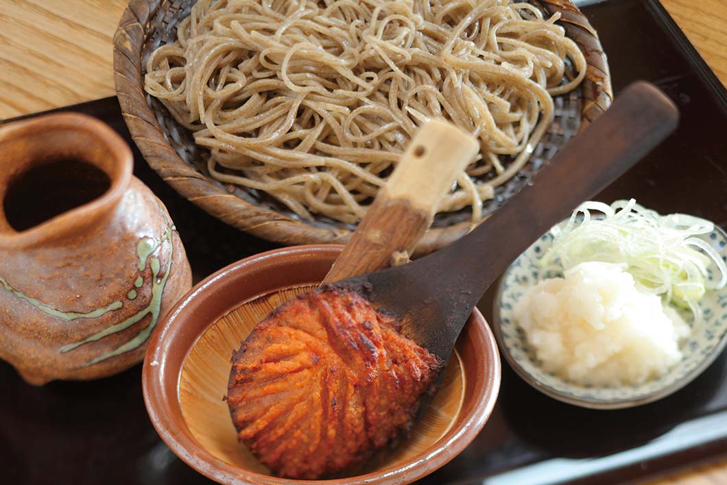 辛み大根のおろし汁と焼き味噌で食べる「高遠そば」