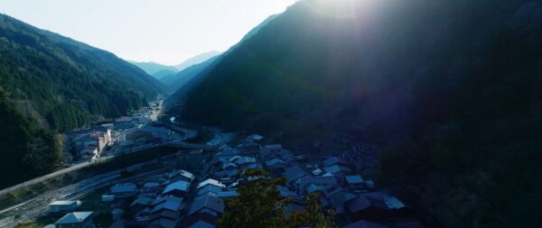 画像：天竜川の支流・遠山川に沿って広がる山深い谷間の地域、遠山郷